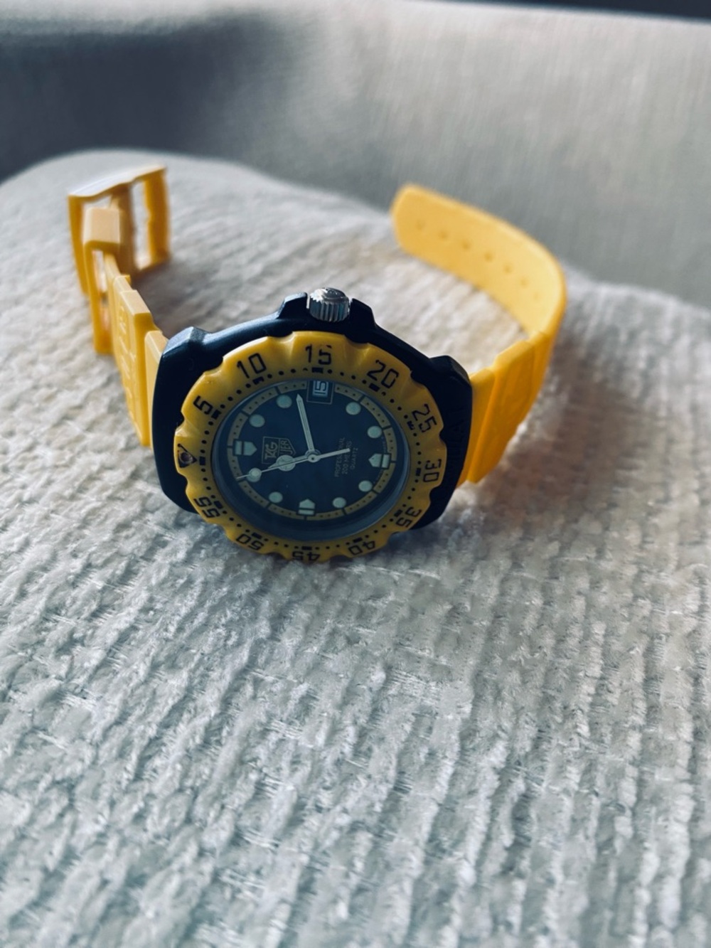 Yellow Sport Silicone Strap Dive-Style Watch - Picture 9 of 9